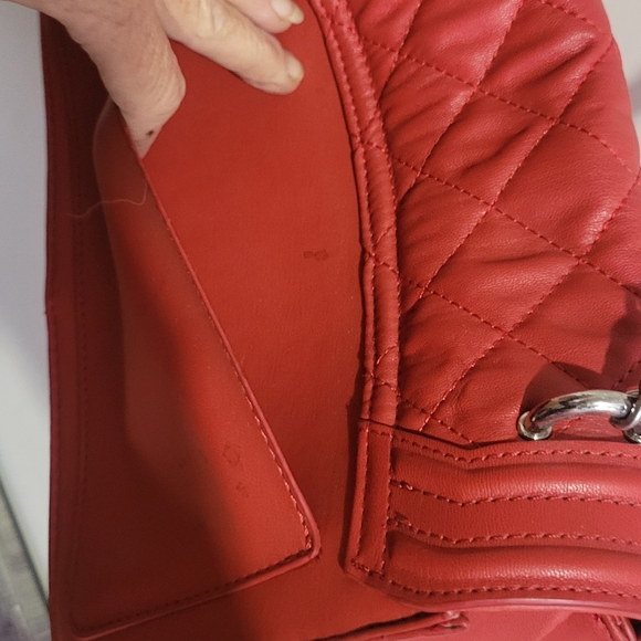 Gorgeous Red Quilted Strappy Shoulder Bag - Picture 11 of 13